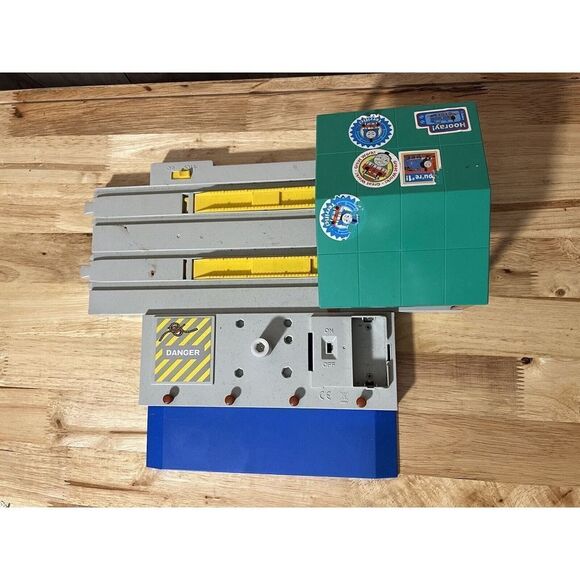 Britt Allcroft TOMY 1999 train station Not Working - Picture 3 of 10